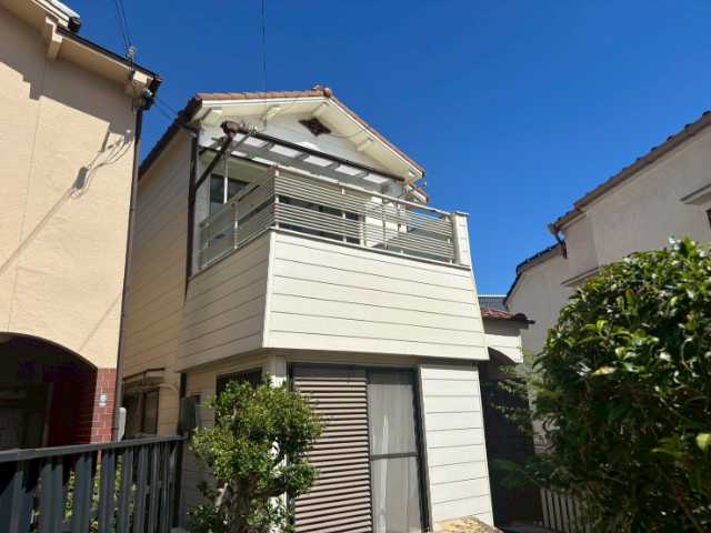 軒天破損がある住宅全景